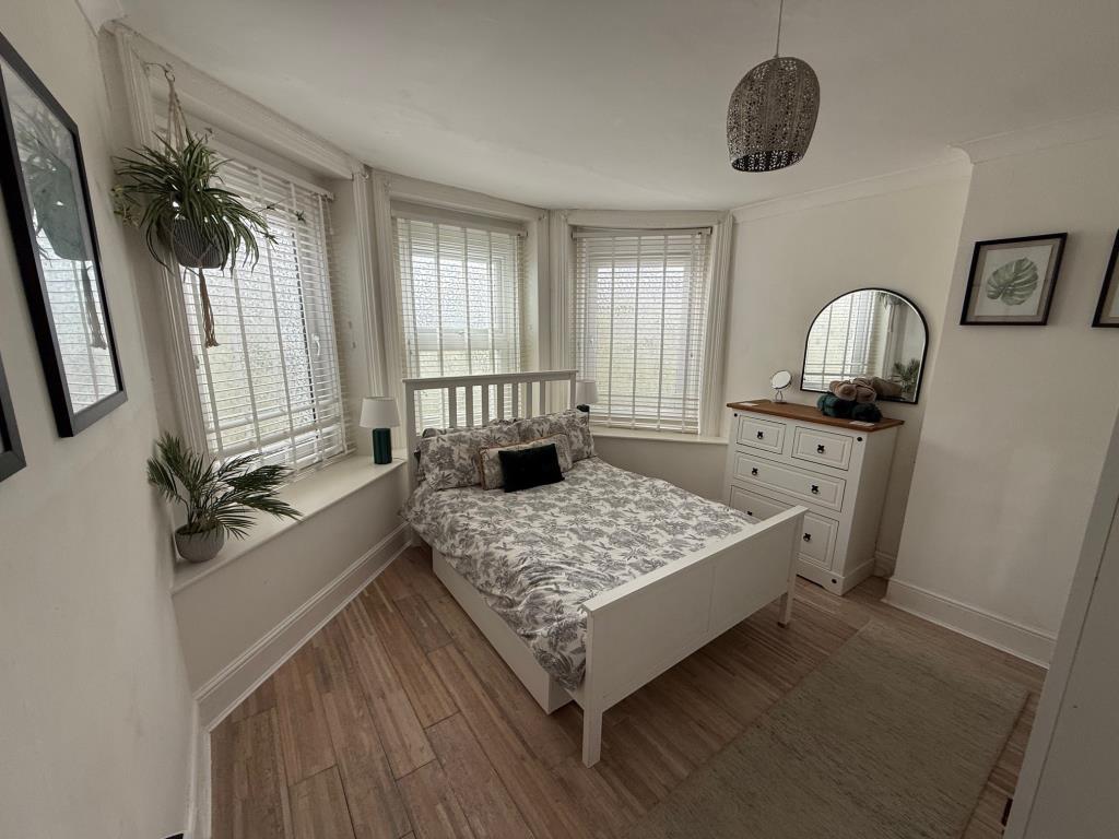 Lot: 155 - FLAT FOR INVESTMENT OR OCCUPATION - bedroom with bay window at the front of the building
